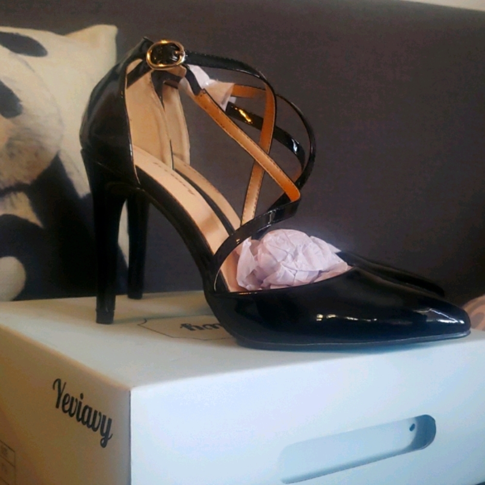 Yeviavy black patent heels